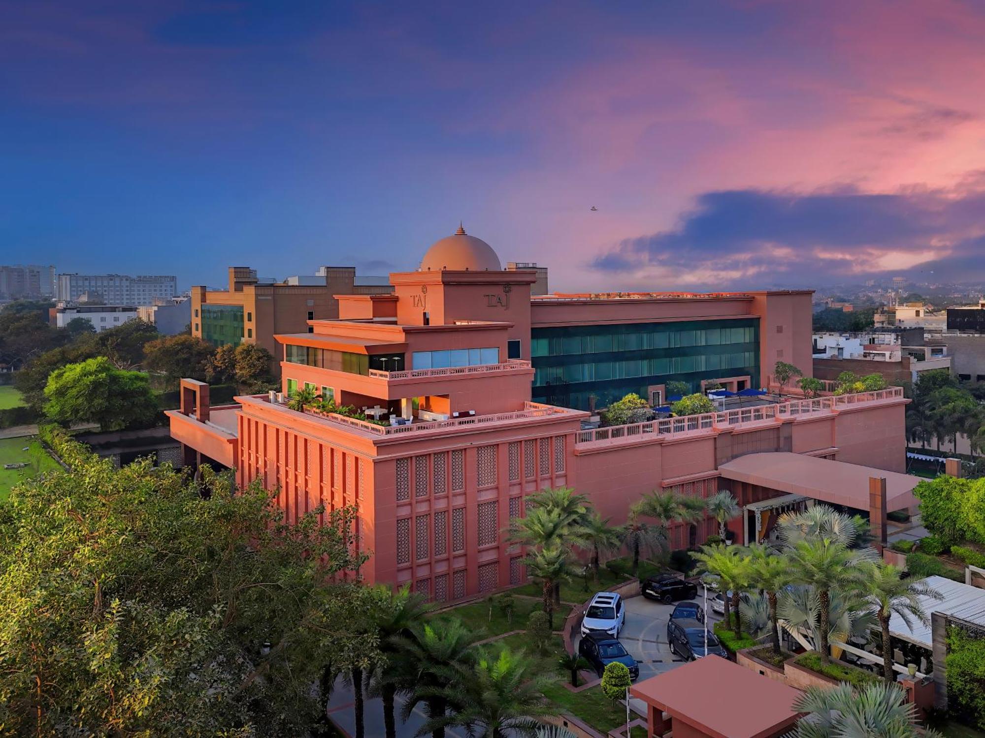 Taj Hotel & Convention Centre, Agra Agra  Zewnętrze zdjęcie The University of Management Sciences